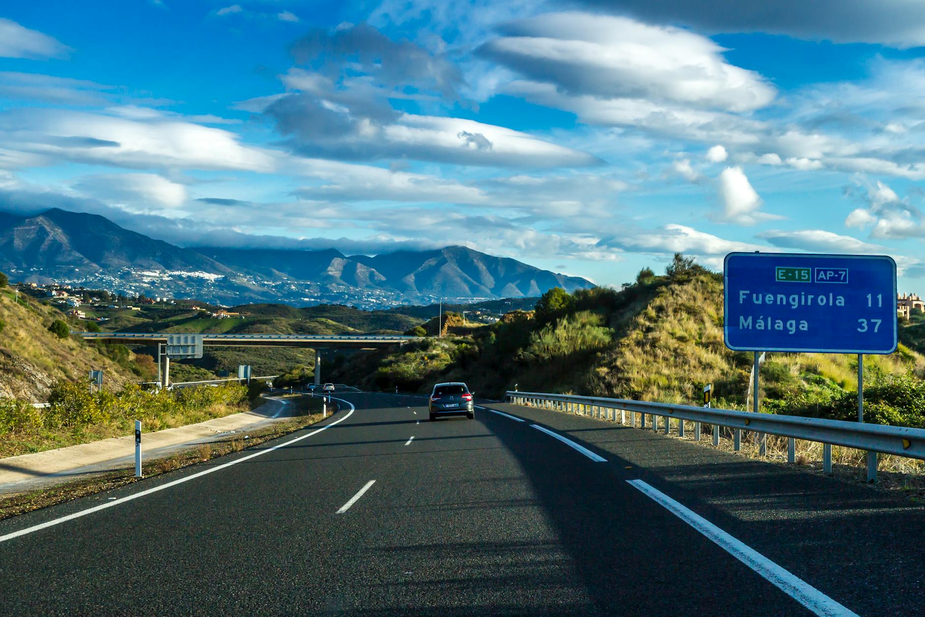 Autostrada AP-7 koło Fuengiroli z górami w tle w słoneczny dzień