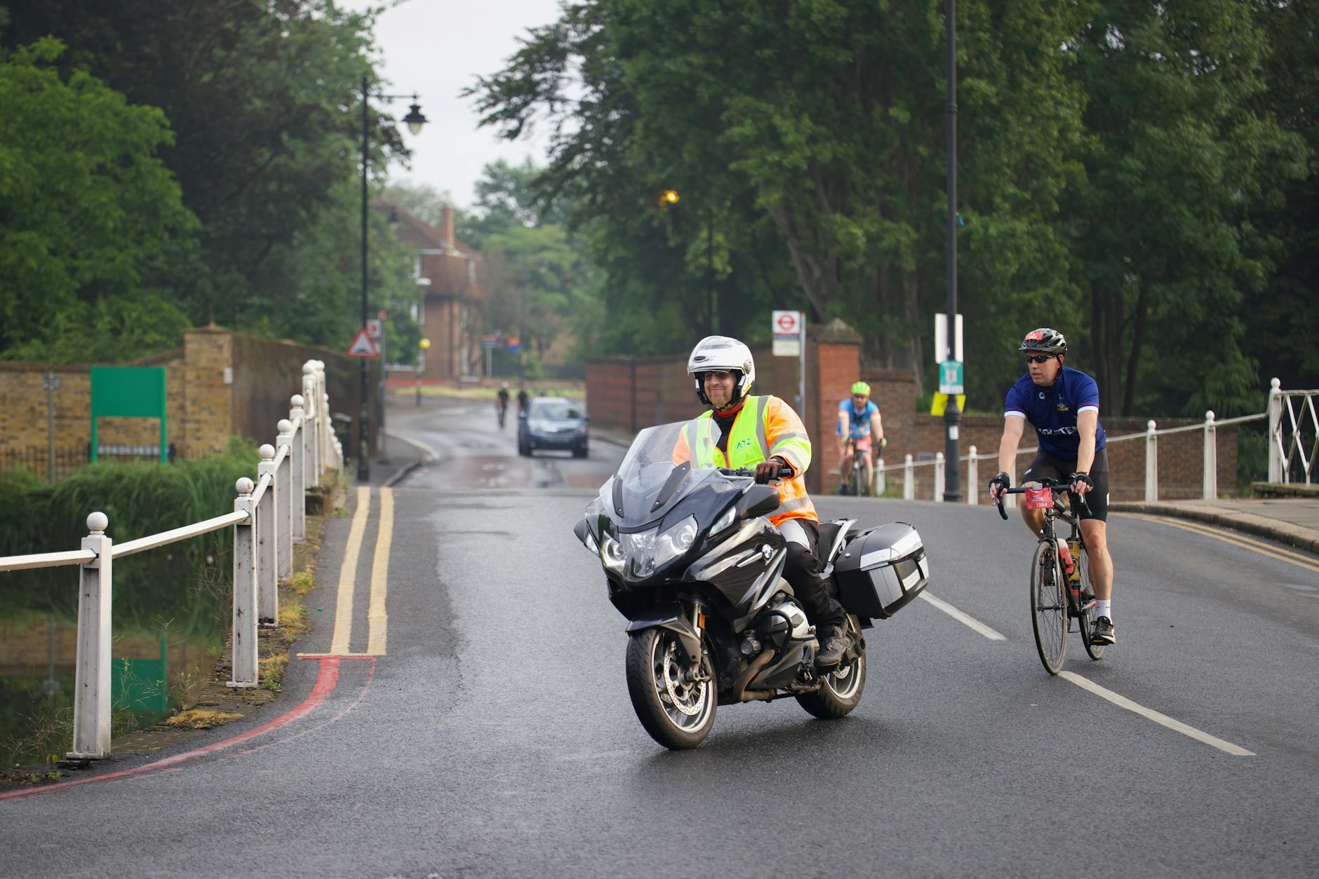 Rowerzysta i motocyklista na malowniczym charytatywnym rajdzie rowerowym