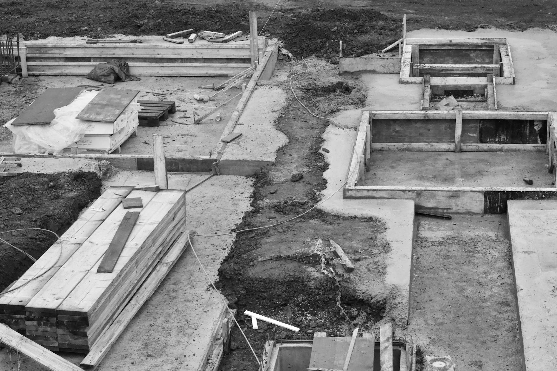Widok z góry na betonowe ławy fundamentowe na placu budowy