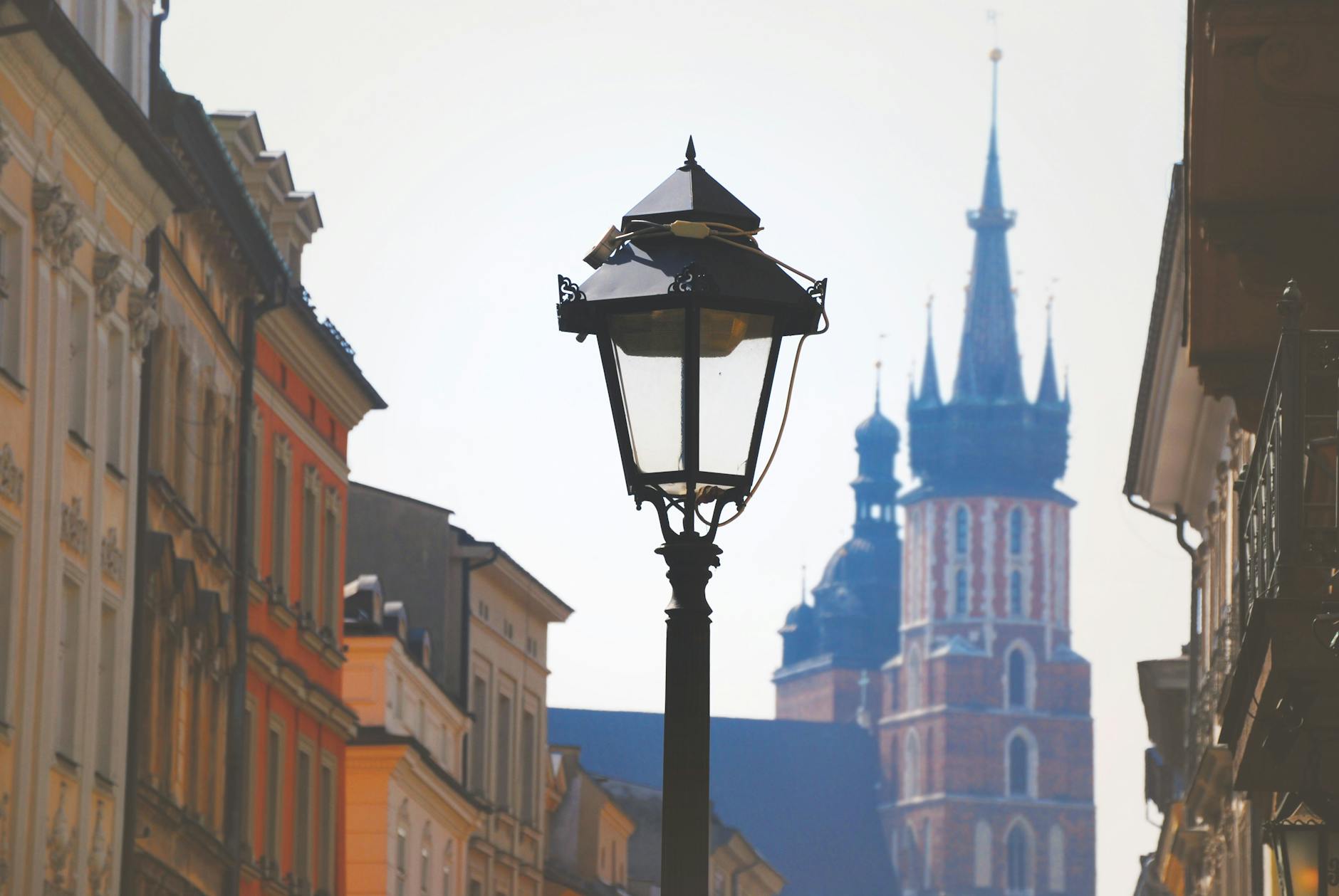Bazylika Mariacka i zabytkowa latarnia przy ulicy w centrum Krakowa