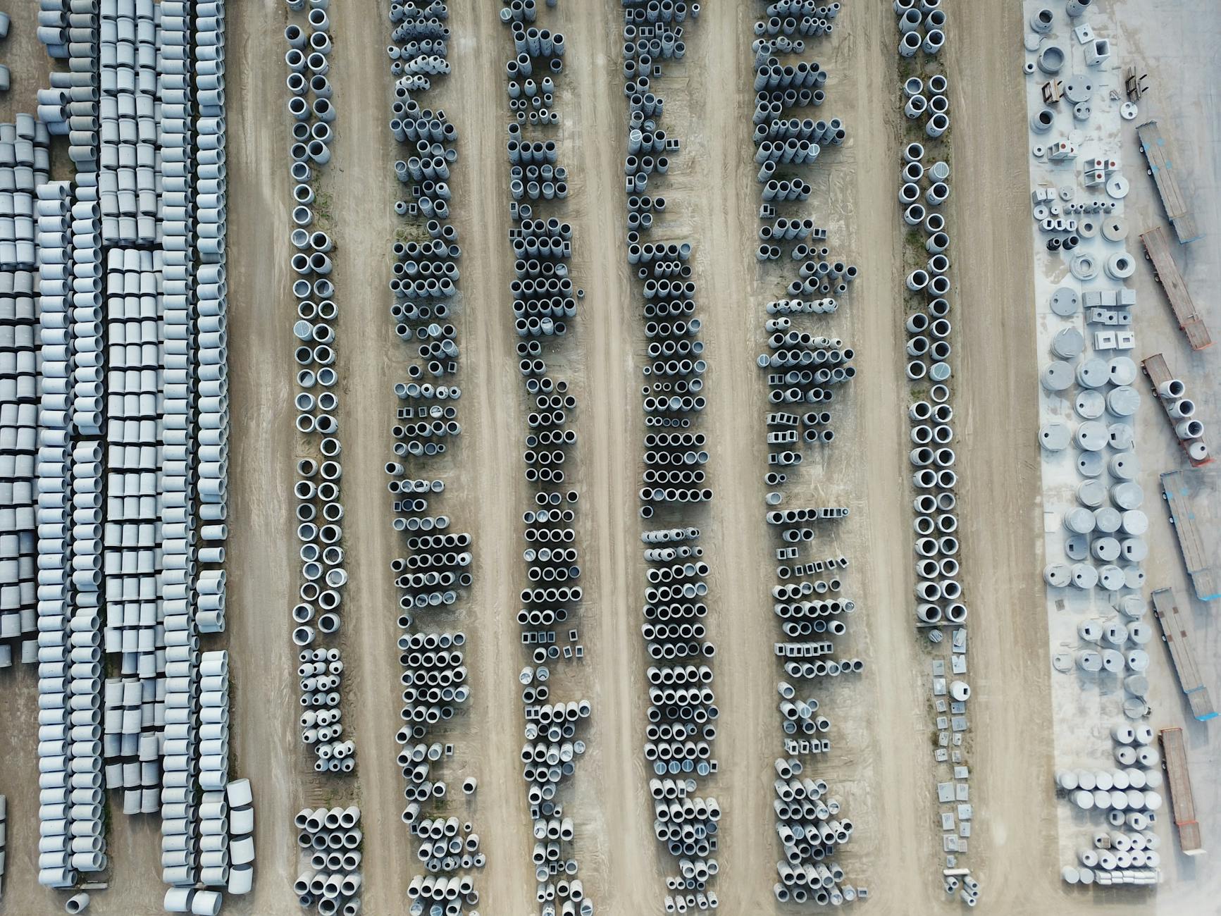 Betonowa wytwórnia z góry z równymi stosami rur