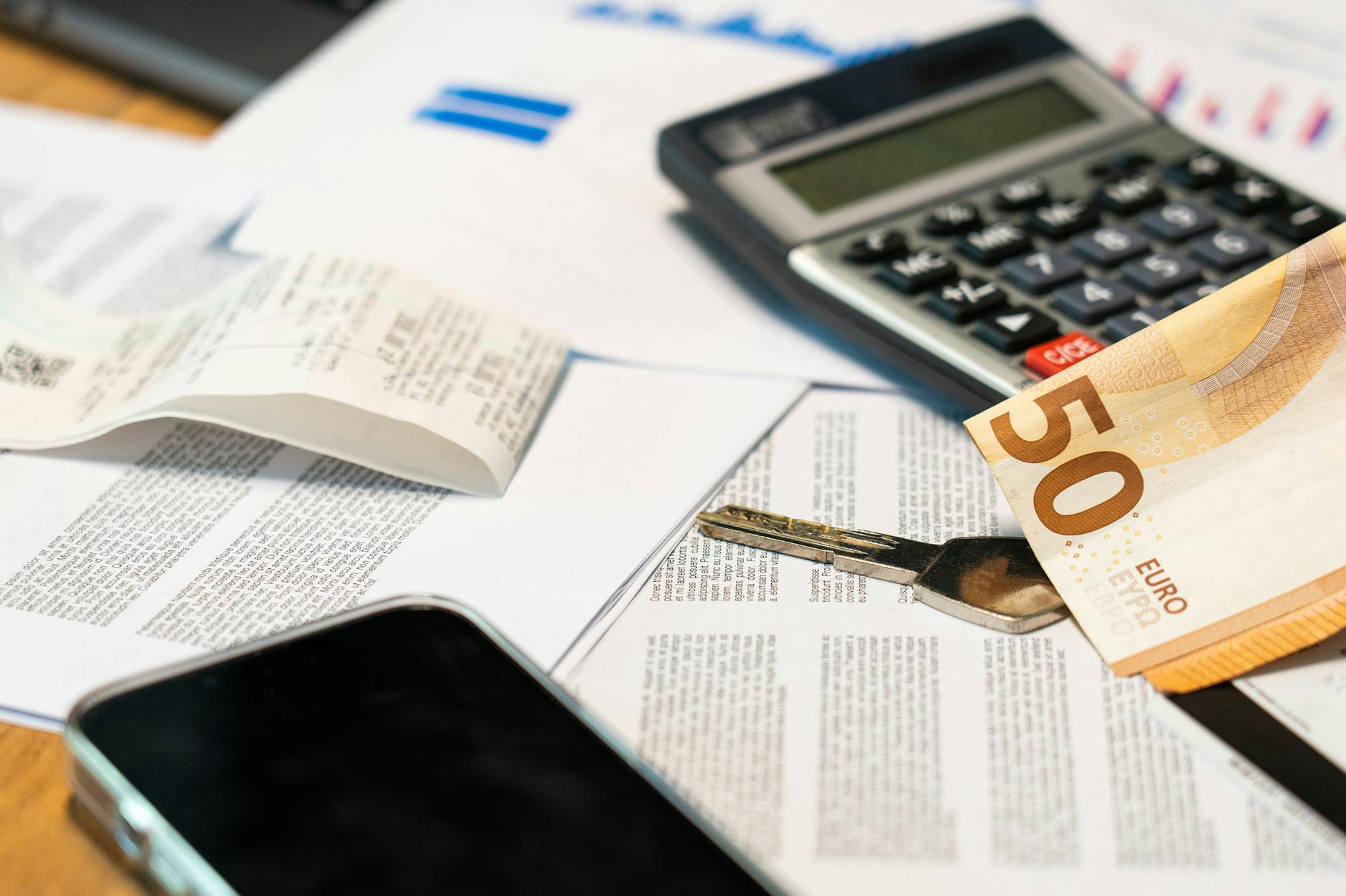 Dokumenty finansowe, euro, kalkulator i telefon używane do planowania budżetu