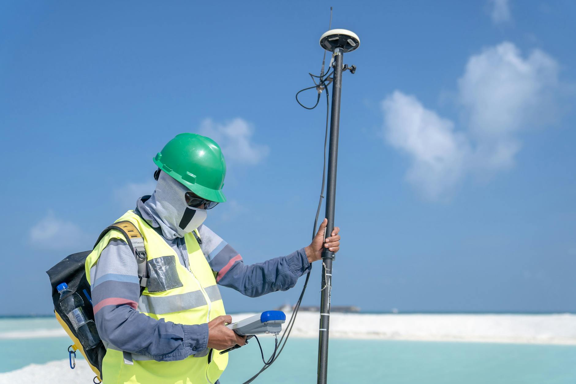 Geodeta w terenie mierzy działkę GPS-em pod Piotrkowem