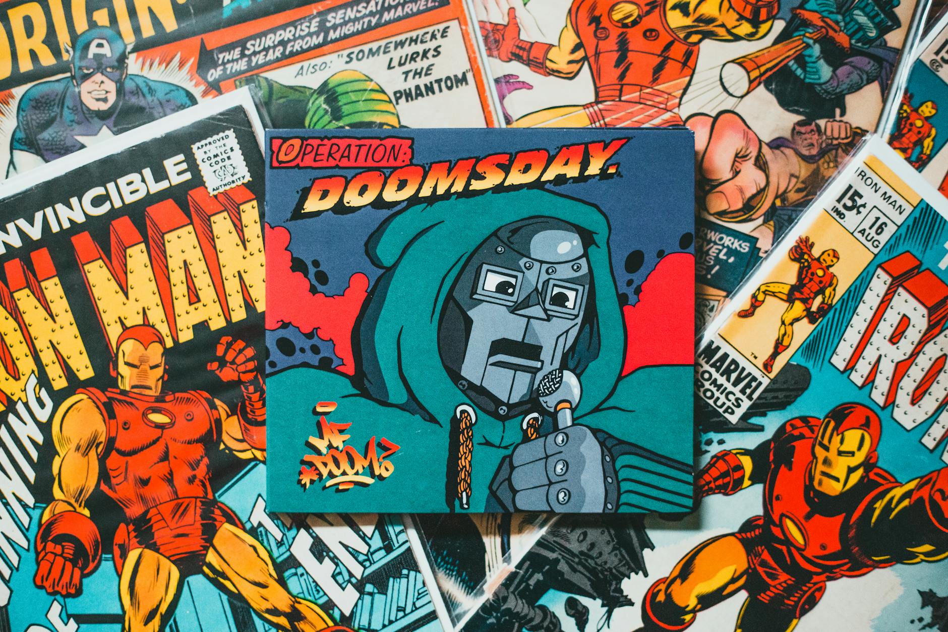 Kolorowe okładki klasycznych komiksów superbohaterskich ułożone obok siebie