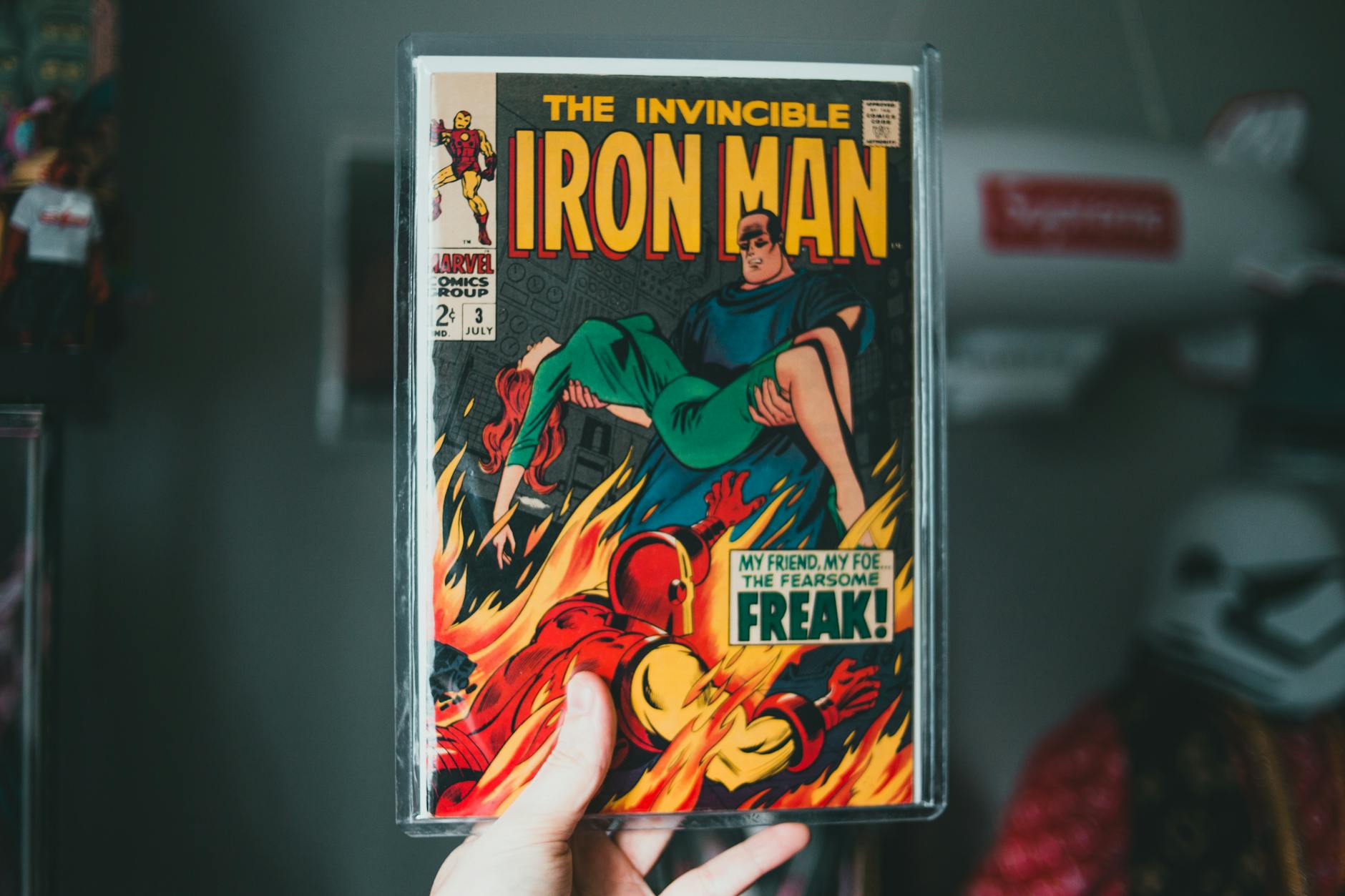 Komiks Iron Man w ręku czytelnika nawiązujący do kina superbohaterskiego