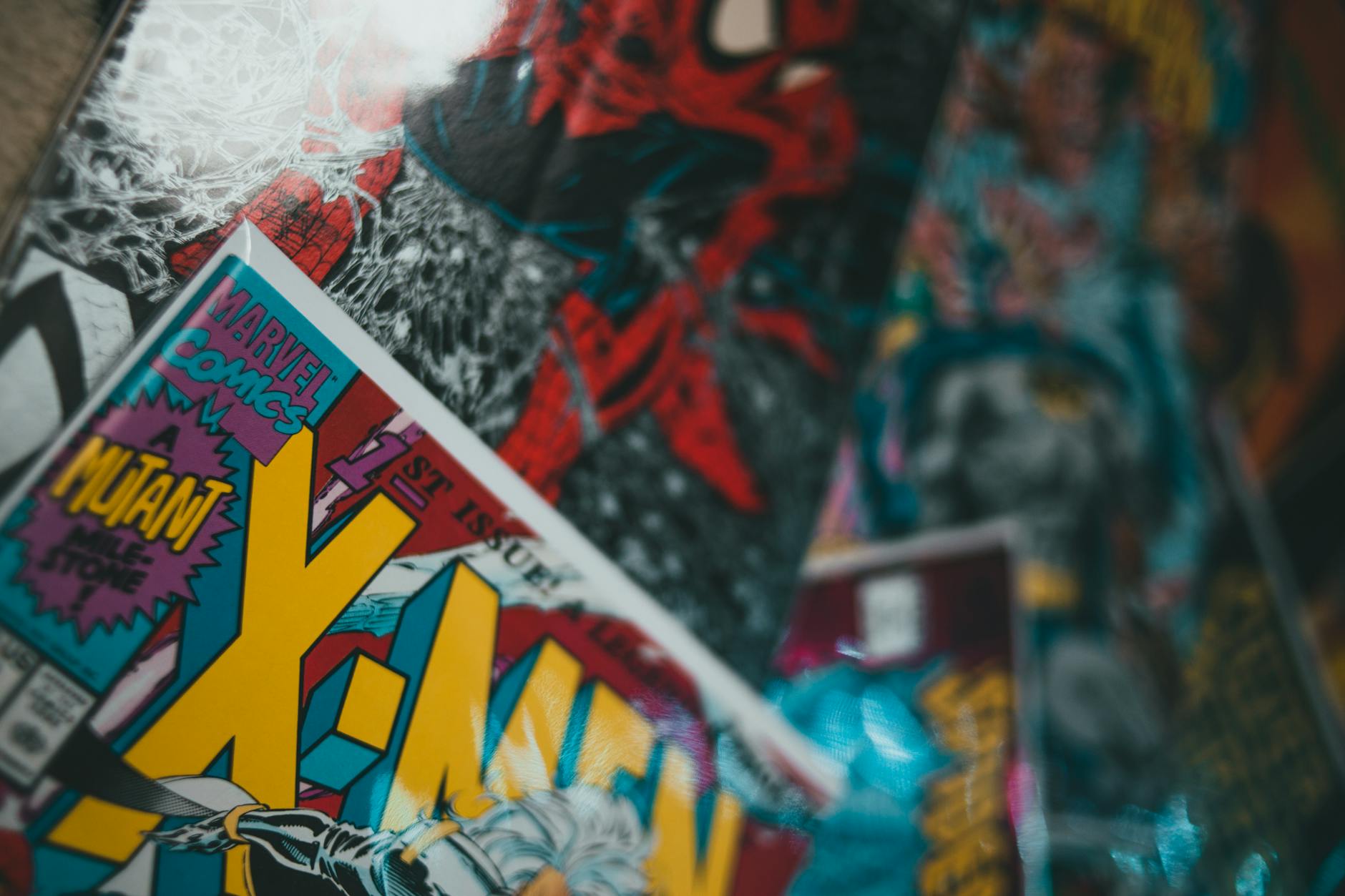 Rozłożone kolorowe komiksy superbohaterskie widziane z góry
