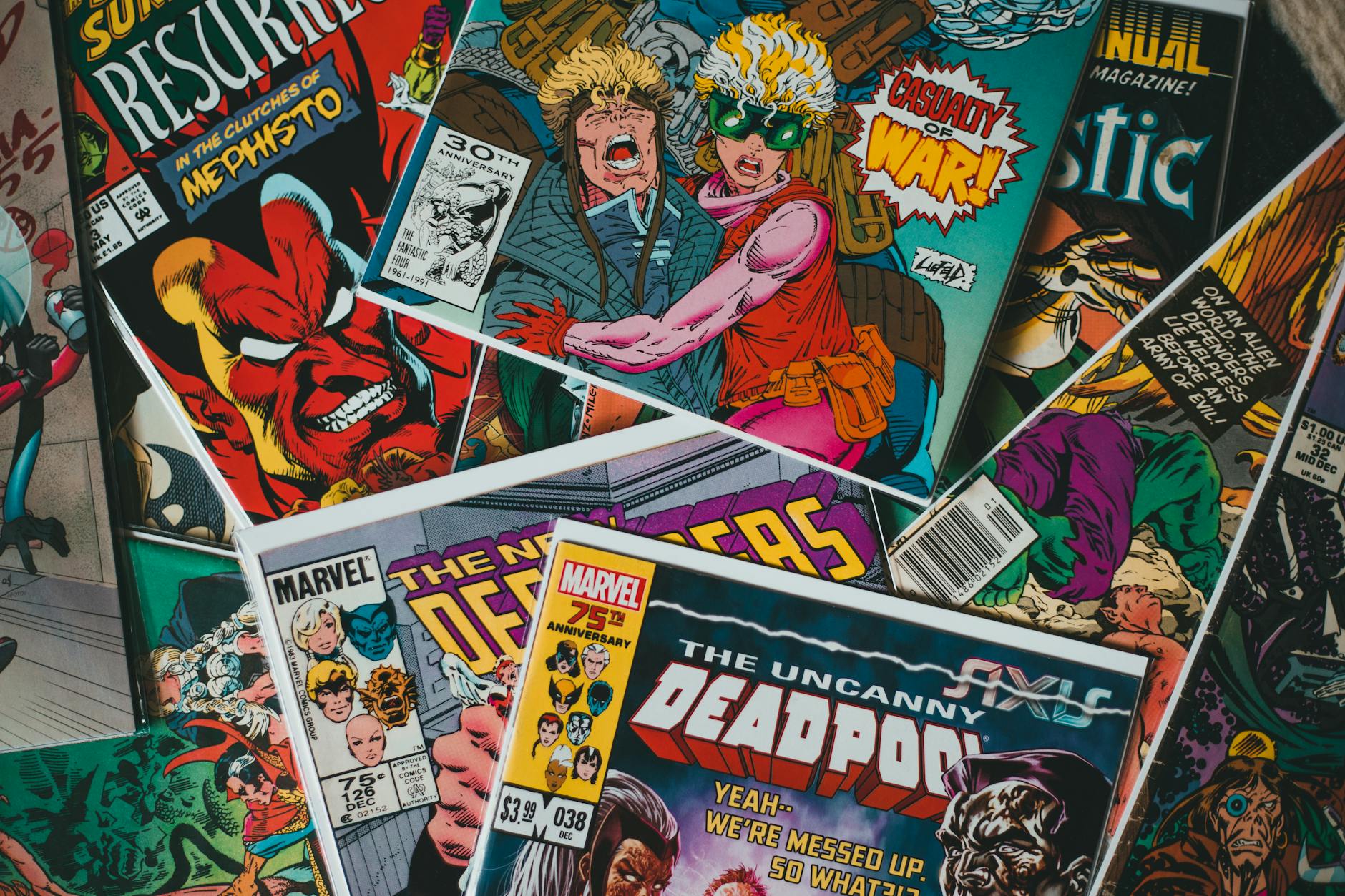 Stos kolorowych komiksów superbohaterskich widziany z góry
